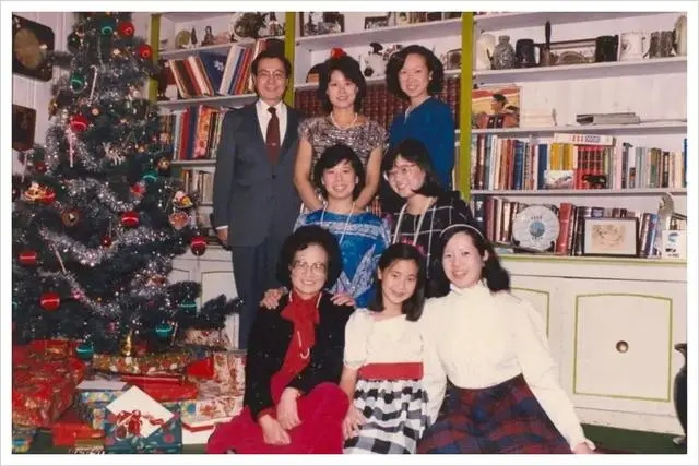赵锡成有六个女儿，号称“六朵金花”，全部出自美国名校